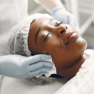 Disfruta de una piel limpia y sana gracias a nuestra limpieza facial en profundidad. Limpieza facial con punta de diamante. Reserva tu cita